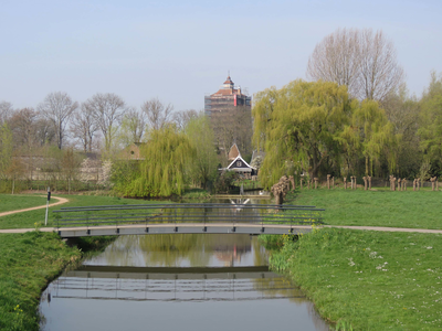 844072 Gezicht over de Vleutense Wetering op de Hamtoren (Hamlaan 3) te Vleuten (gemeente Utrecht), die gerestaureerd ...